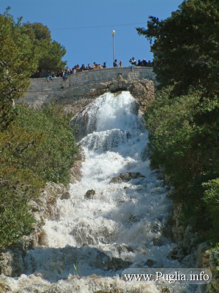 Foto Cascata Monumentale Santa Maria di Leuca. Al termine dell'Acquesdotto Pugliese è stata realizzata questa immensa cascata monumentale che sfocia in mare attraverso una caverna.