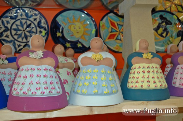 Terracotta: la grande storia della terracotta in Puglia fa in modo di rivivere nei mercatini turistici.