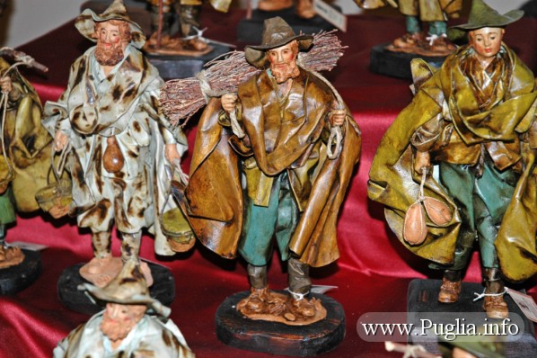Tradizionali statuette in cartapesta del Salento per il presepe Natalizio. I Catapestai Salentini tra i più apprezzati artigiani.