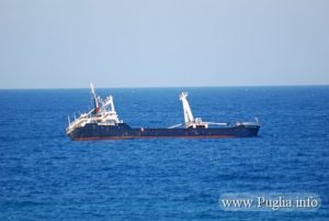 Foto realizzata prima dell'affondamento del cargo turco sulla costa di Torre Vado nel Salento in Puglia. Ora attrazione turistica per i sub.