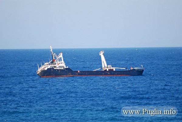Foto realizzata prima dell'affondamento del cargo turco sulla costa di Torre Vado nel Salento in Puglia. Ora attrazione turistica per i sub.