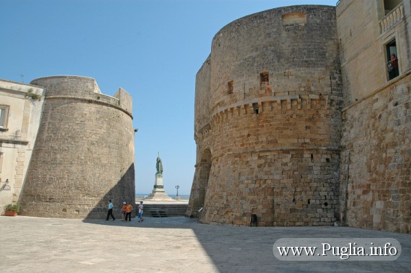 Centro storico di Otranto, rimarrete incantati dalle imponenti mura di difesa e dalla storia che passa tra quelle stradine.