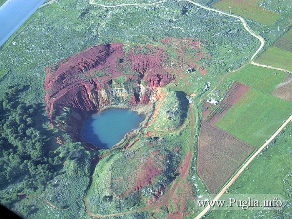 Foto aerea della cava di bauxite di Otranto in Puglia