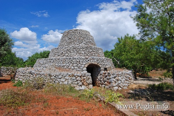 Foto paiara a a quattro cerchi. Tipica costruzione del Salento in Puglia