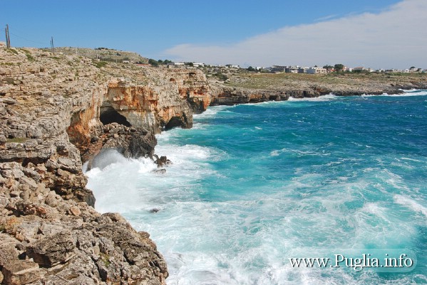 le grotte di santa maria di Leuca in Puglia... le tre porte della marina di leuca durante una mareggiata.