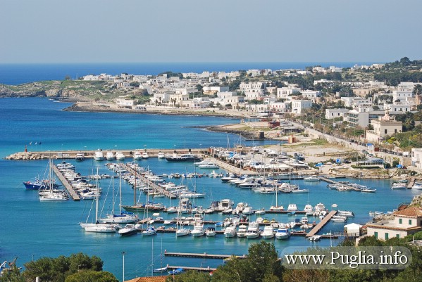 Porto turistico Santa Maria di leuca con vista panoramica di Leuca. La marina di Leuca è situata sulla punta del tacco d'italia in Puglia
