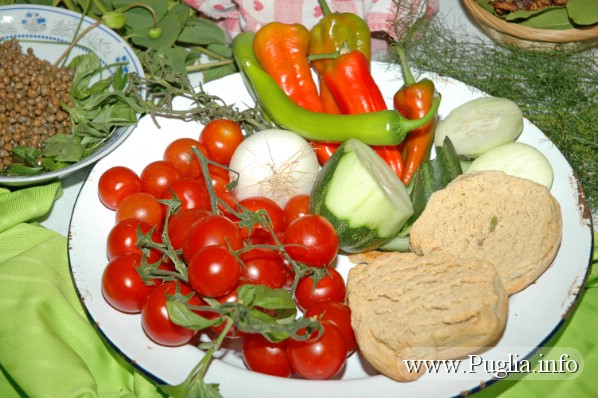 Tipica frisa con il pomodoro di Puglia. Chiamata Frasedda dai salentini realizzata nei forni a legna come tradizione comanda.