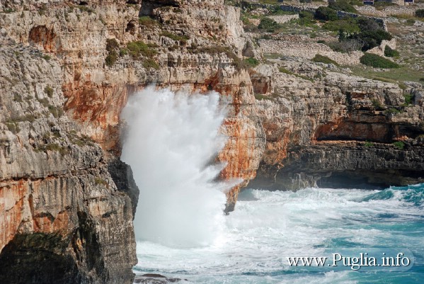 il mare sulle grotte di puglia a Santa Maria di Leuca.