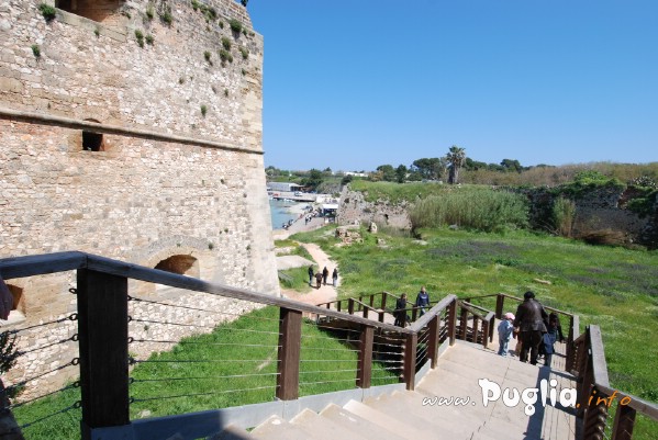 Castello di Otranto entrata dal porto attraverso le passerelle in legno Mese di Aprile