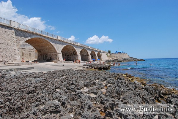 Foto del ponte all'ingresso di Santa Maria di Leuca, Zona balneare con scalo al mare.