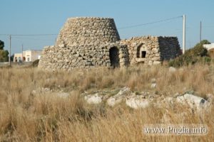 Trullo del Salento chiamato più precisamente paiara o Pajara. Costruzione realizzata interamente da pietre con una tecnica che permette di avere fresco d'estate e caldo d'inverno.