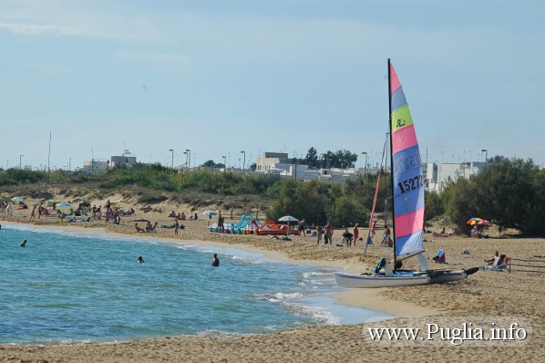 Vacanze al mare in Puglia, spiaggi del Salento con catamarano.