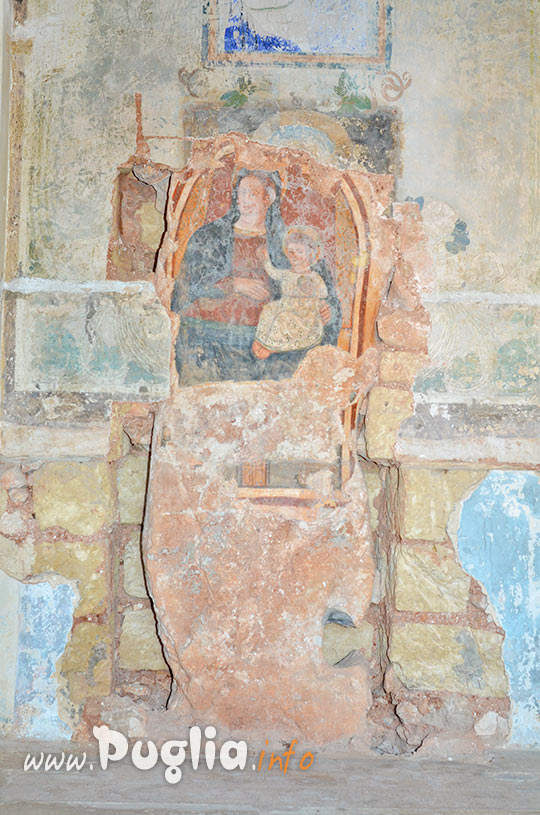 monolite storico con dipinto della madonna