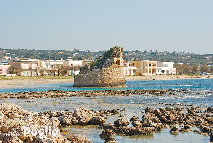 torre costiera in mare