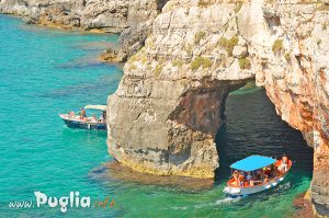 Ingresso alle grotte con barca nel Salento