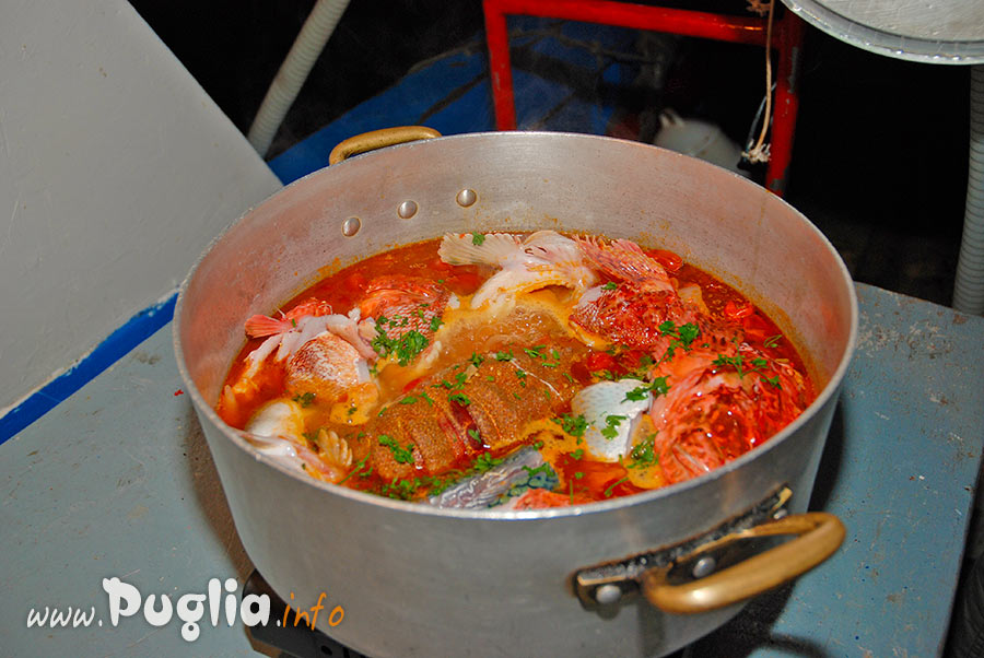 Zuppa di pesce appeno pescato cotto in barca pescaturismo